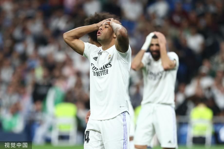 布斯克茨与阿尔巴现身迈阿密网球表演赛，为同胞阿卡助阵