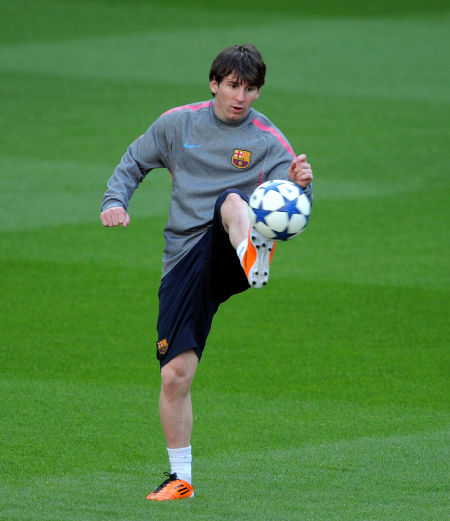 球星突破防线送出助攻